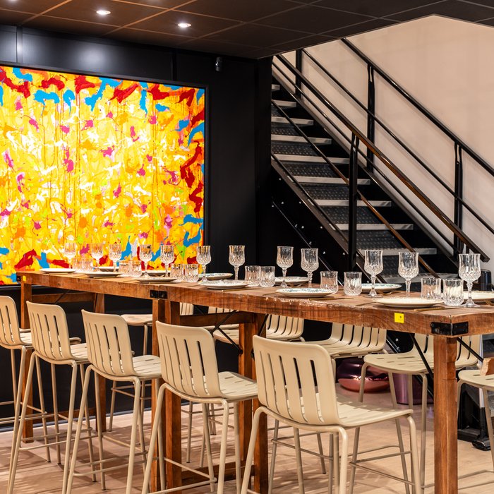 Dîner privé sous une œuvre street art
