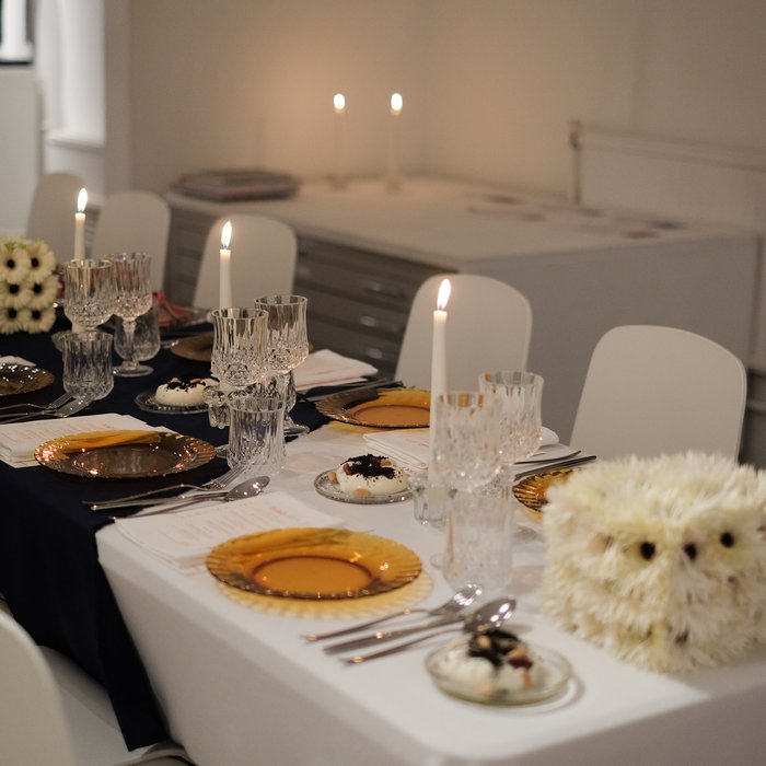 Dîner aux chandelles, vaisselle ambrée