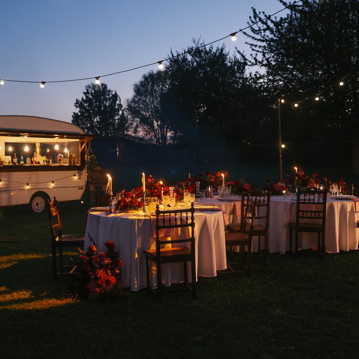 Dîner champêtre nocturne, caravane et guirlandes