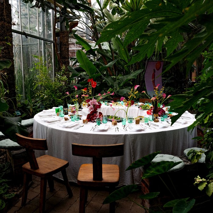 Table de réception dans une serre tropicale