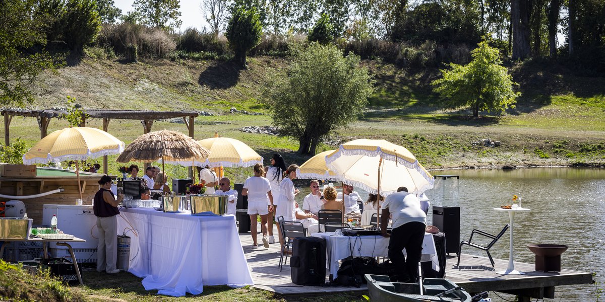 Garden party au bord du lac, dress code blanc